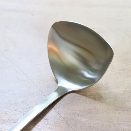 すくいやすく注ぎやすいレードル