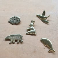 サヌ・バイさんの動物ブローチ（ネパリ・バザーロ）