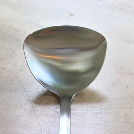 すくいやすく注ぎやすいレードル