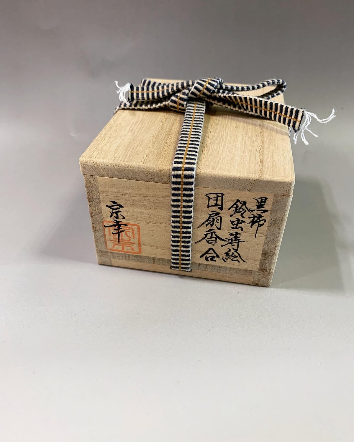 西村宗幸 黒柿鈴虫蒔絵団扇香合【茶道具／香合／共箱／新品】 | 龍門堂