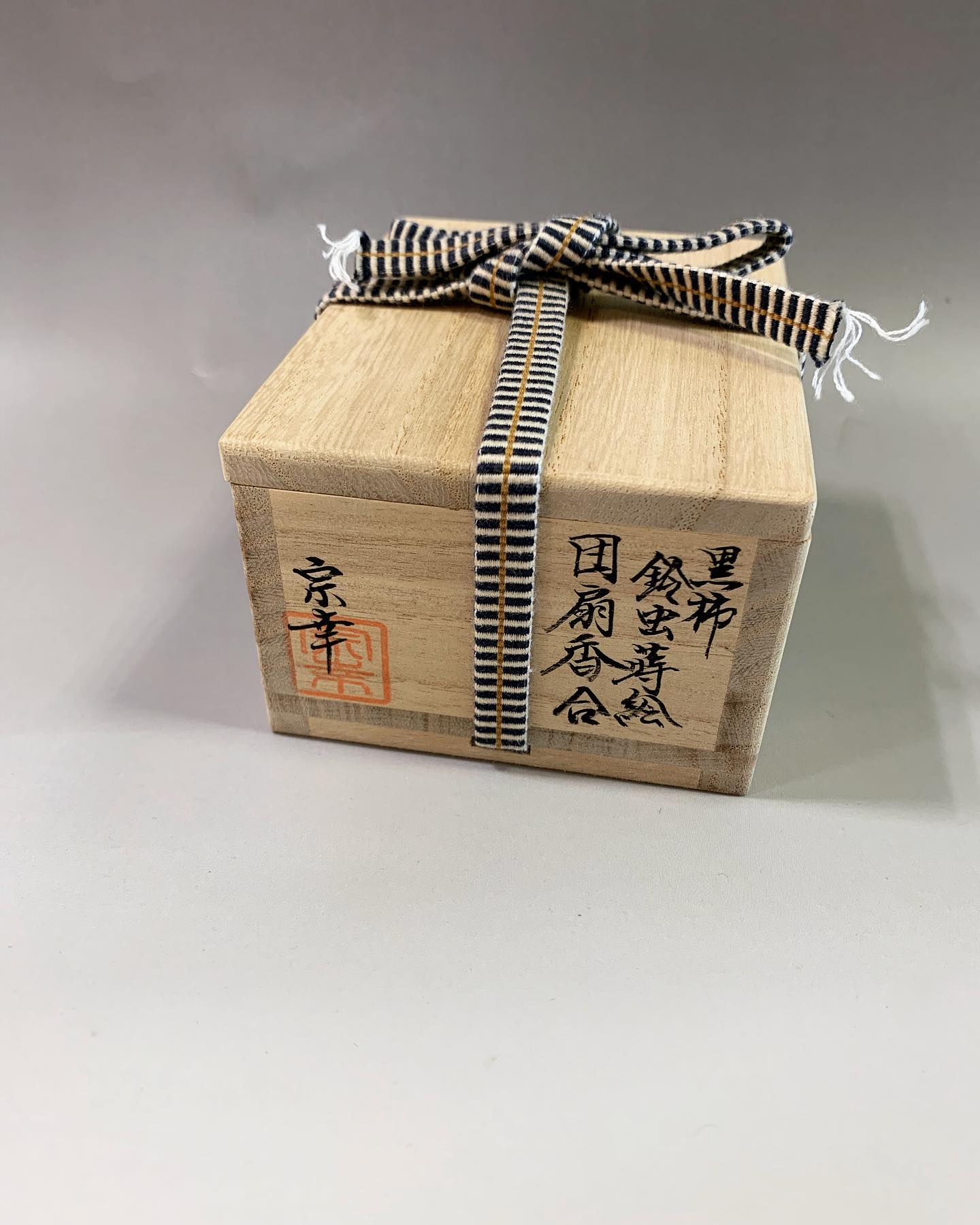 西村宗幸 黒柿鈴虫蒔絵団扇香合【茶道具／香合／共箱／新品】 | 龍門堂