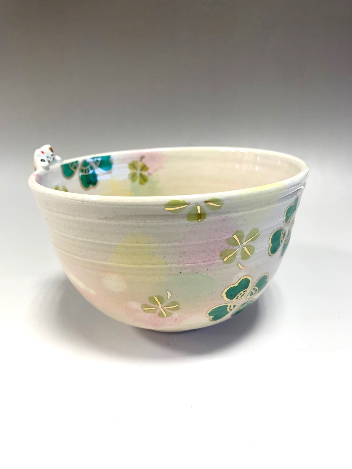 東山深山 クローバーと猫茶碗【新作／茶道具／茶碗／化粧箱入】 | 龍門堂