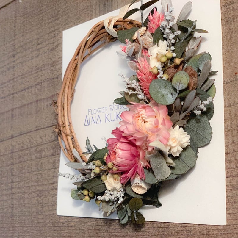 グリーンボールと小花のリース