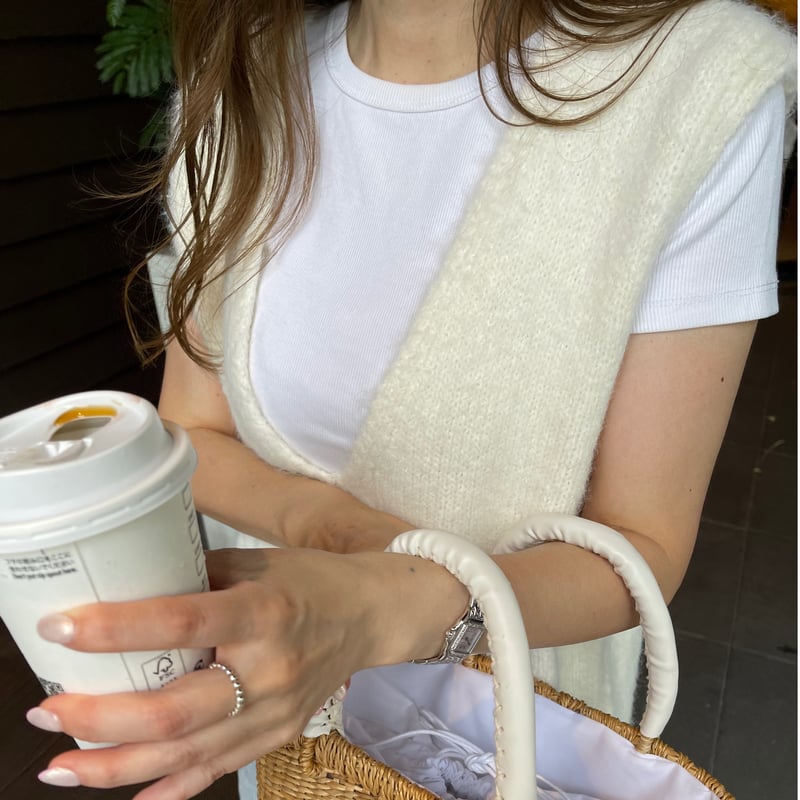 pois ポワ　ふわふわknit vest 新品　　✴︎ホワイト　ivory knit vest ivory ふわふわの質感、波うった毛並みが魅力のニットベスト