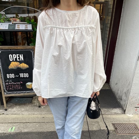 Gather tuck blouse(White)