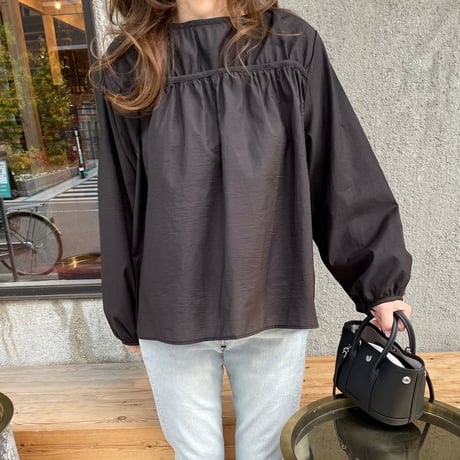 Gather tuck blouse(Black)