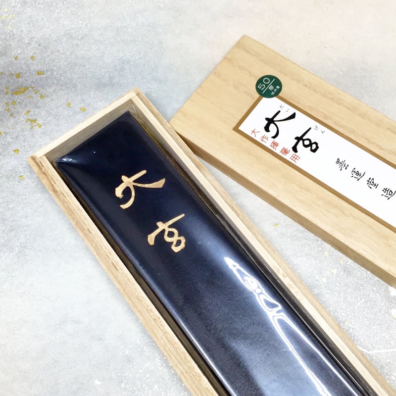 墨運堂　百選墨　No.27　『玄鵠』　定価　¥69850(税込) 百選墨 NO.27 玄鵠 植物性・鉱物性混合油煙墨 - 書道用具専門店