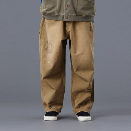 HANDWRITING PRINT CHINO SARROUEL PANTS