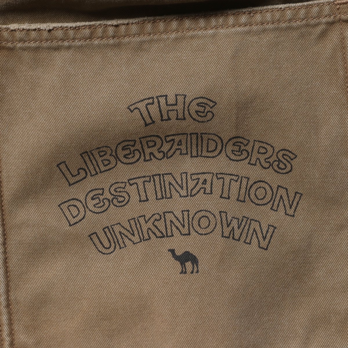 HANDWRITING PRINT CHINO SARROUEL PANTS | indepe