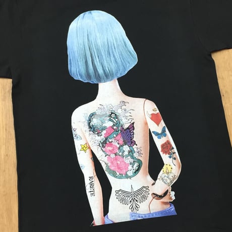 RARETE (ラルテ) 人形 後ろ姿 Tatoo Tシャツ ブラック 星柄 star バックプリント　ボックスロゴ