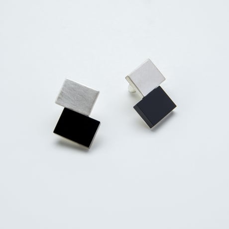 half combination earring / square + onyx
