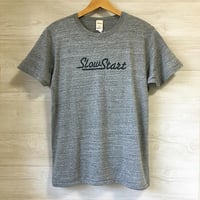Slow Start ロゴTシャツ（ヴィンテージヘザー）