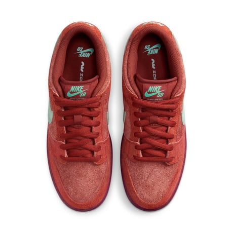 NIKE SB / DUNK LOW PRO PRM - MYSTIC RED / EMERALD RISE