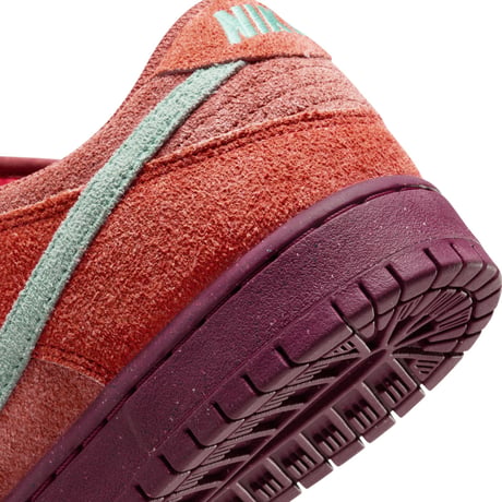 NIKE SB / DUNK LOW PRO PRM - MYSTIC RED / EMERALD RISE