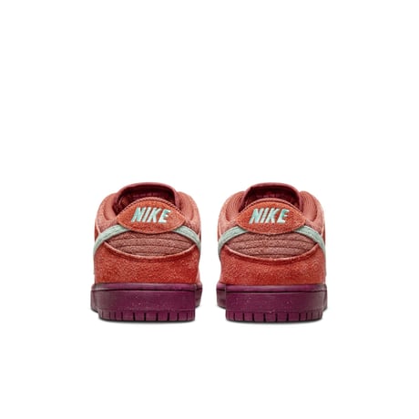 NIKE SB / DUNK LOW PRO PRM - MYSTIC RED / EMERALD RISE