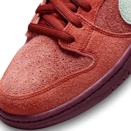 NIKE SB / DUNK LOW PRO PRM - MYSTIC RED / EMERALD RISE