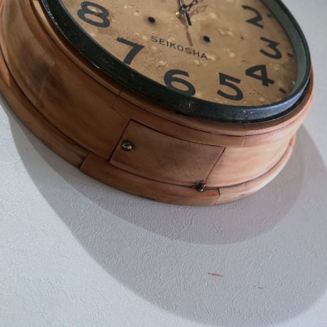 白玉模様に色褪せた盤面の まあるい時計 SEIKOSHA