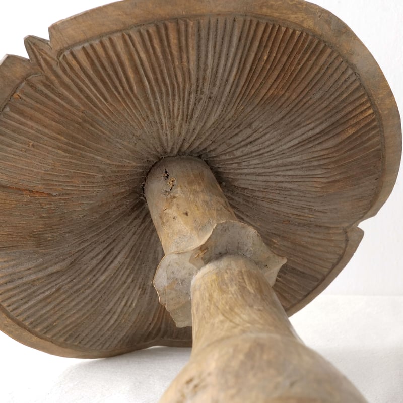 きのこ様 不思議の国を思わせる、木彫りの大きなキノコ形オブジェ/st.784