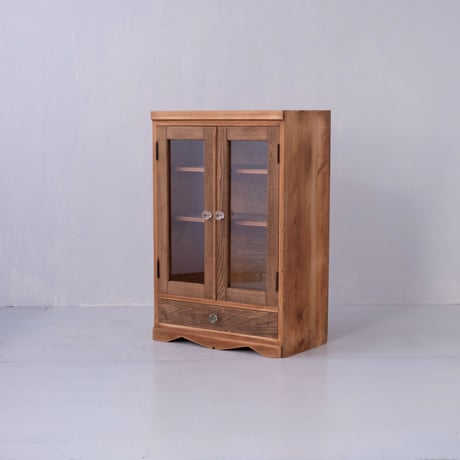 ガラスの取手がついた小さな木製書庫 /st.925