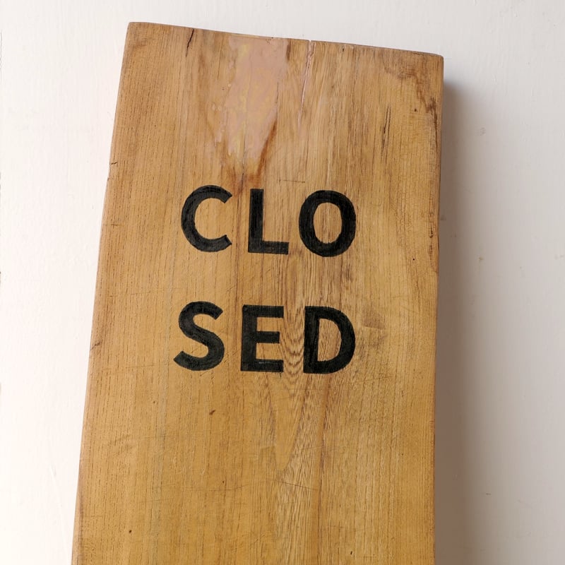自然な曲がりが美しい 無垢のウッドサインOpen / Closed st.737 | SLOW