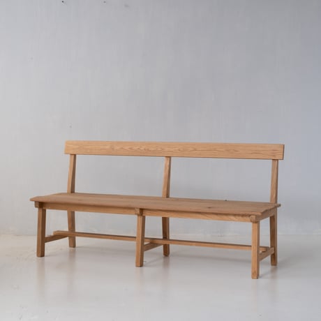 シンプルな中にあたたかな手仕事の優しさが宿るローベンチ/sa.1177'C