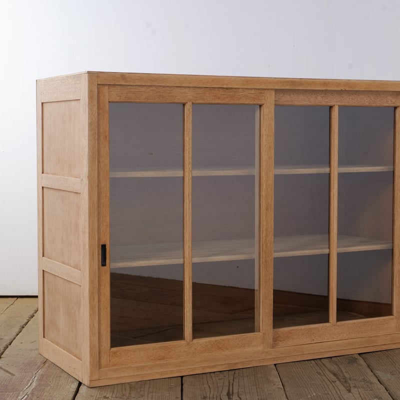 ガラスの引き戸付き・シンプルな木製3段キャビネット /sa.891