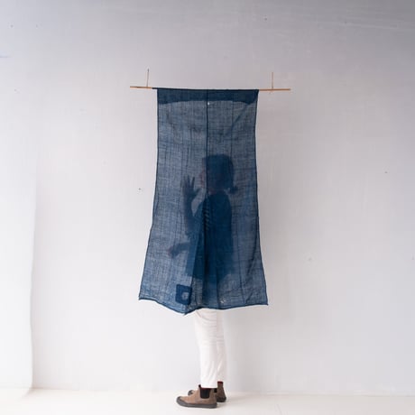 繕い跡に手仕事を感じる 藍色の蚊帳生地古布 　140×63〜92cm/st.1208