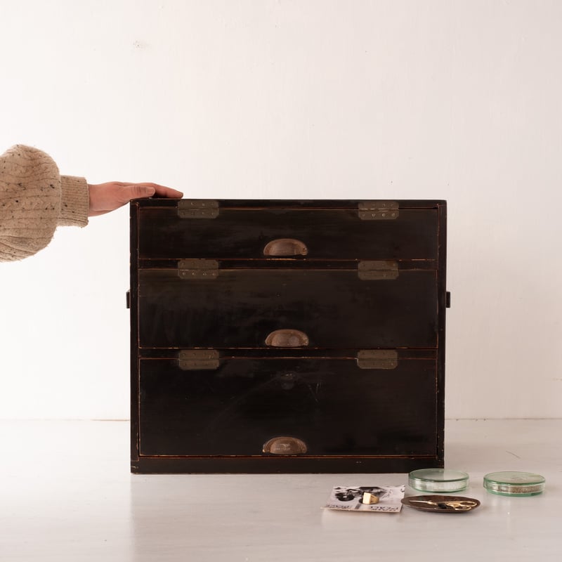 パタパタ開く扉が楽しい 漆塗りの小さな収納棚 st.1082 | SLOWHAND