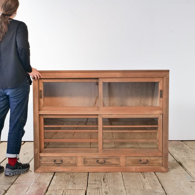 剥離の先 くすみ木色の新しい佇まいガラス戸棚 /sa.894 | SLOWHAND