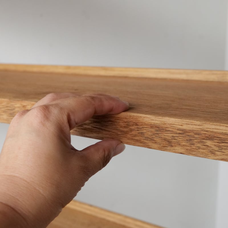 くさびの木製本棚が ゆったり魅せるヴィンテージの風格 /sk.780