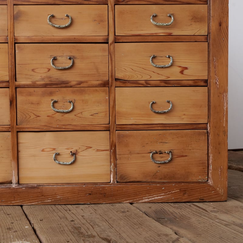 高さ違いの抽斗が整然と並ぶ28杯の薬箪笥/sk.768 | SLOWHAND