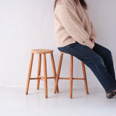 ブチ模様が愛らしい 木肌の滑らかな木製スツール【A】/st.1033