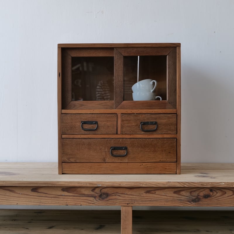 小ぶりなガラス戸付きの6マス木製収納棚 株式会社伊藤伊 書架コーナー 木製書架 ガラス戸付書架（6段