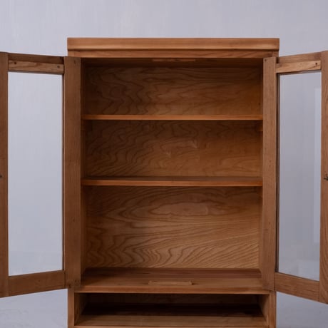 ガラスの取手がついた小さな木製書庫 /st.925