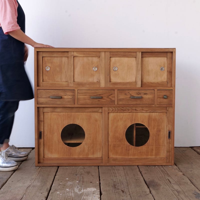 丸窓デザインがかわいらしい多機能キャビネット/sk.766 | SLOWHAND