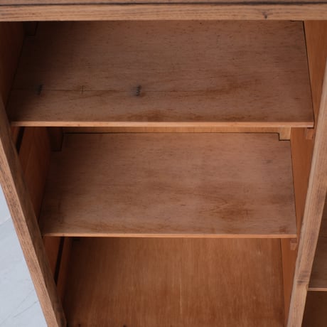アシンメトリーな棚割りが楽しい ６部屋＋２杯抽斗の木製棚/sa.1054