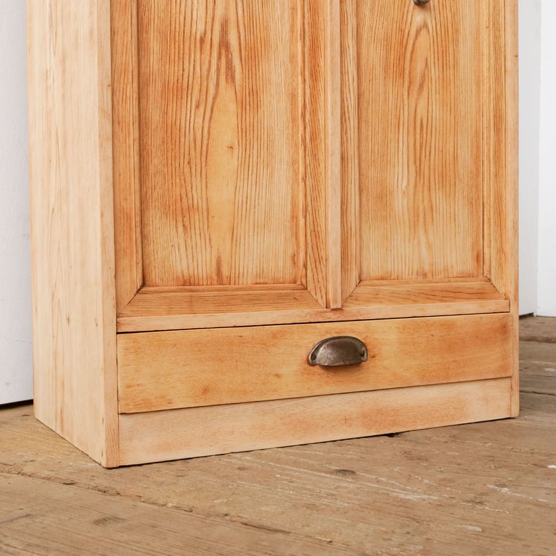 上げ外し式扉が特徴的な、抽斗付きの古い書庫 /sk.827