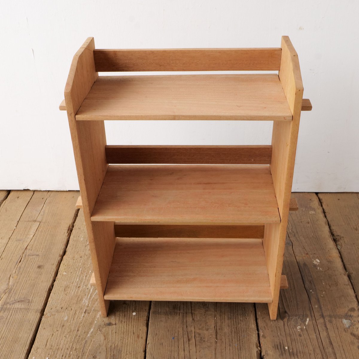 素朴な木肌が息づく 3段 楔の本棚 /st.787 | SLOWHAND DEPARTMENT