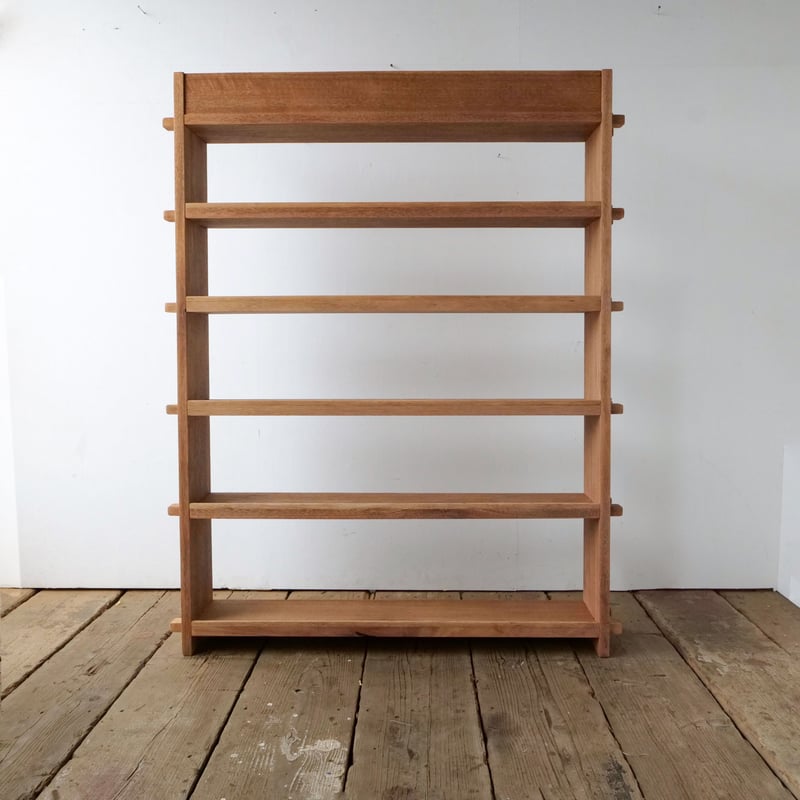 くさびの木製本棚が ゆったり魅せるヴィンテージの風格 /sk.780