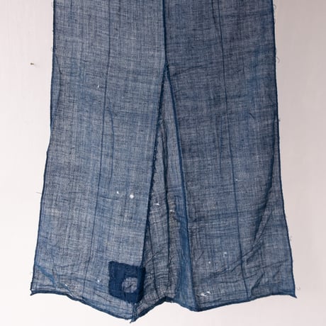 繕い跡に手仕事を感じる 藍色の蚊帳生地古布 　140×63〜92cm/st.1208