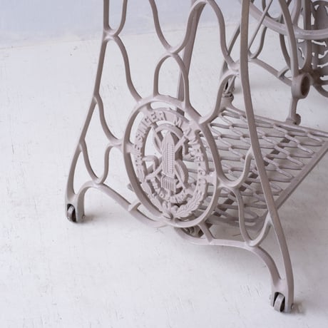 希少な網足を備えたSINGERミシンのリメイクテーブル/sa.1283'B