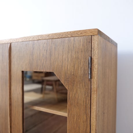 八角窓 落ち着いた雰囲気のキャビネットsd.141