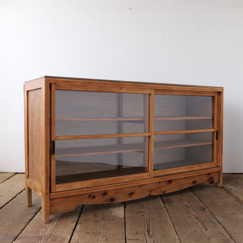 愛らしい脚の付いたガラス引き戸の立派なローボード/sk.770 | SLOWHAND