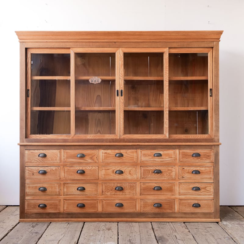 ガラスの引き戸と20杯の抽斗を備えた薬箪笥/sk.688 | SLOWHAND DEPARTMENT