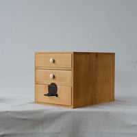 異素材の取手に惹かれる三杯環引手の小抽斗/st.735