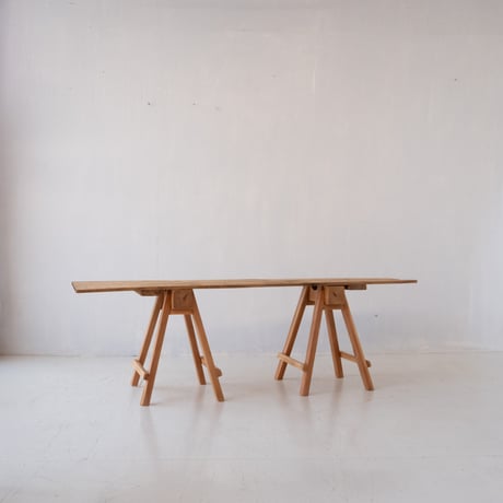 作業馬を脚にした、コンパクトに収納できる展示台sa.1220'C