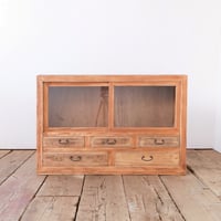 たっぷり五杯の抽斗を備えたガラス戸のキャビネット/sa.895