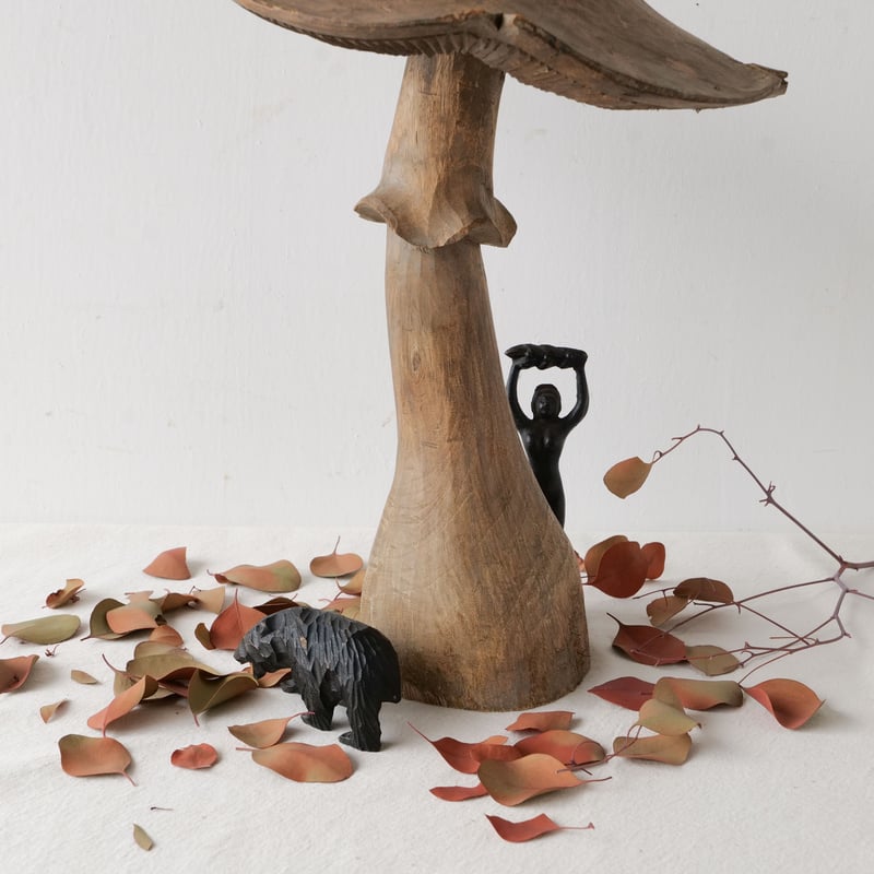 不思議の国を思わせる、木彫りの大きなキノコ形オブジェ/st.784