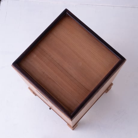 脚のデザインがGOOD！蓄音機ケースから生まれ変わった展示台/st.1092