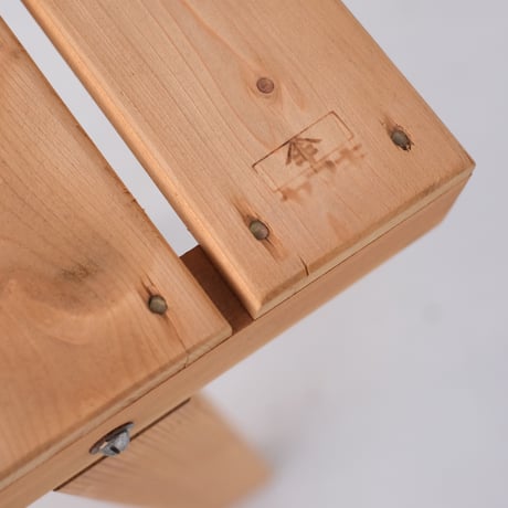 屋号のロゴマークが残る、木製のすのこベンチ【大】/st.944